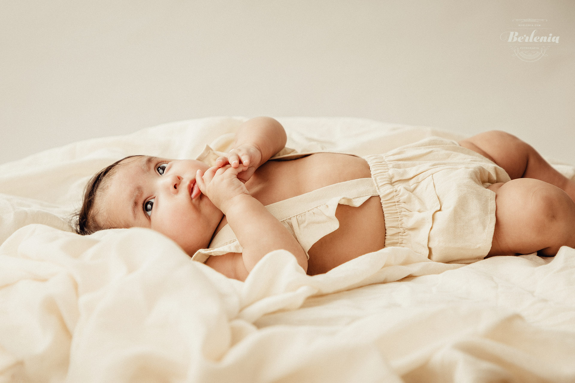 Sesión de fotografía profesional de bebé de 3 meses en estudio - Villa Urquiza, CABA, Buenos Aires, Argentina - Berlenia Fotografía - 10