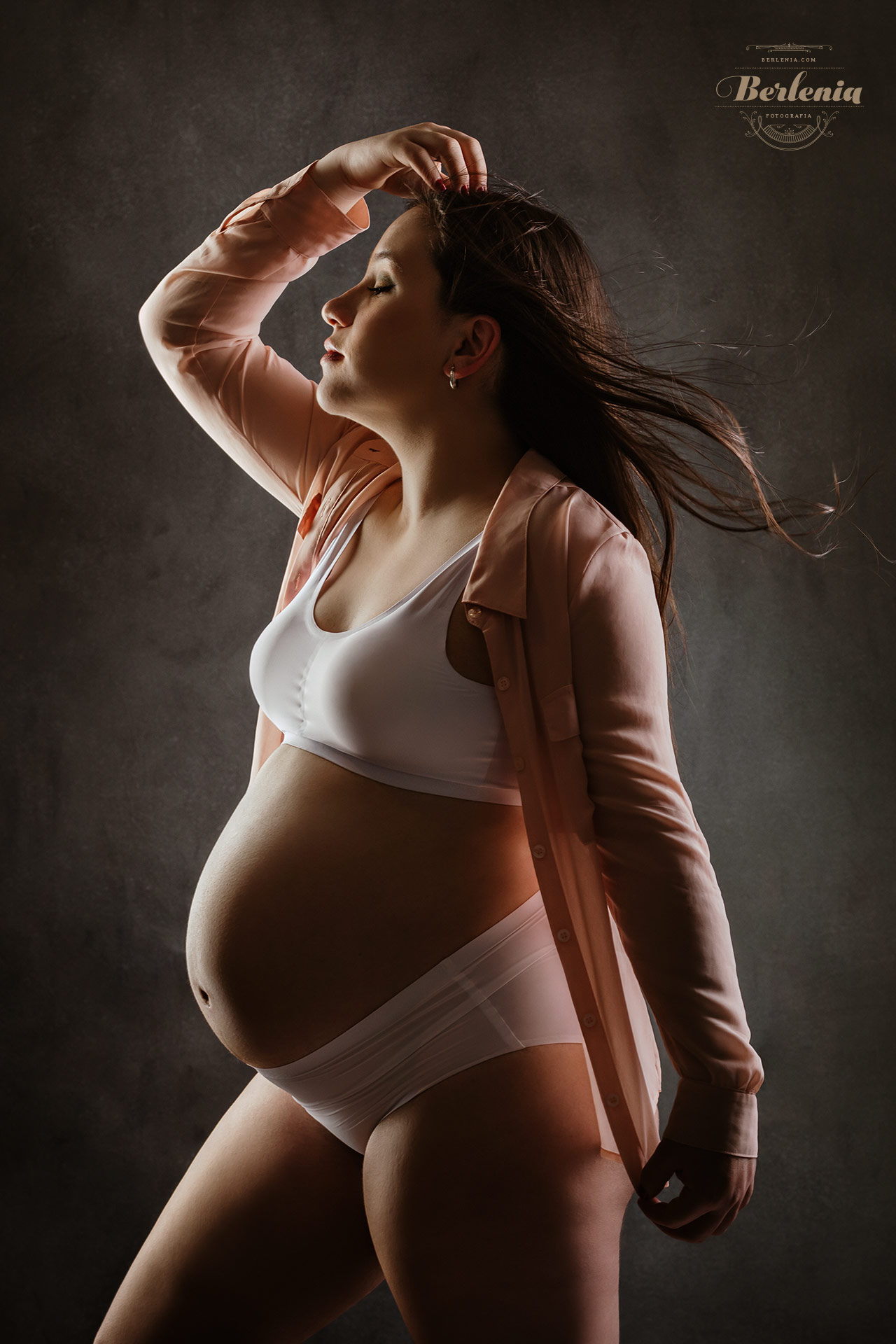 Fotografía de embarazo en estudio con pareja - Sesión de fotos embarazada - Villa Urquiza, CABA, Buenos Aires, Argentina - Berlenia Fotografía - 02