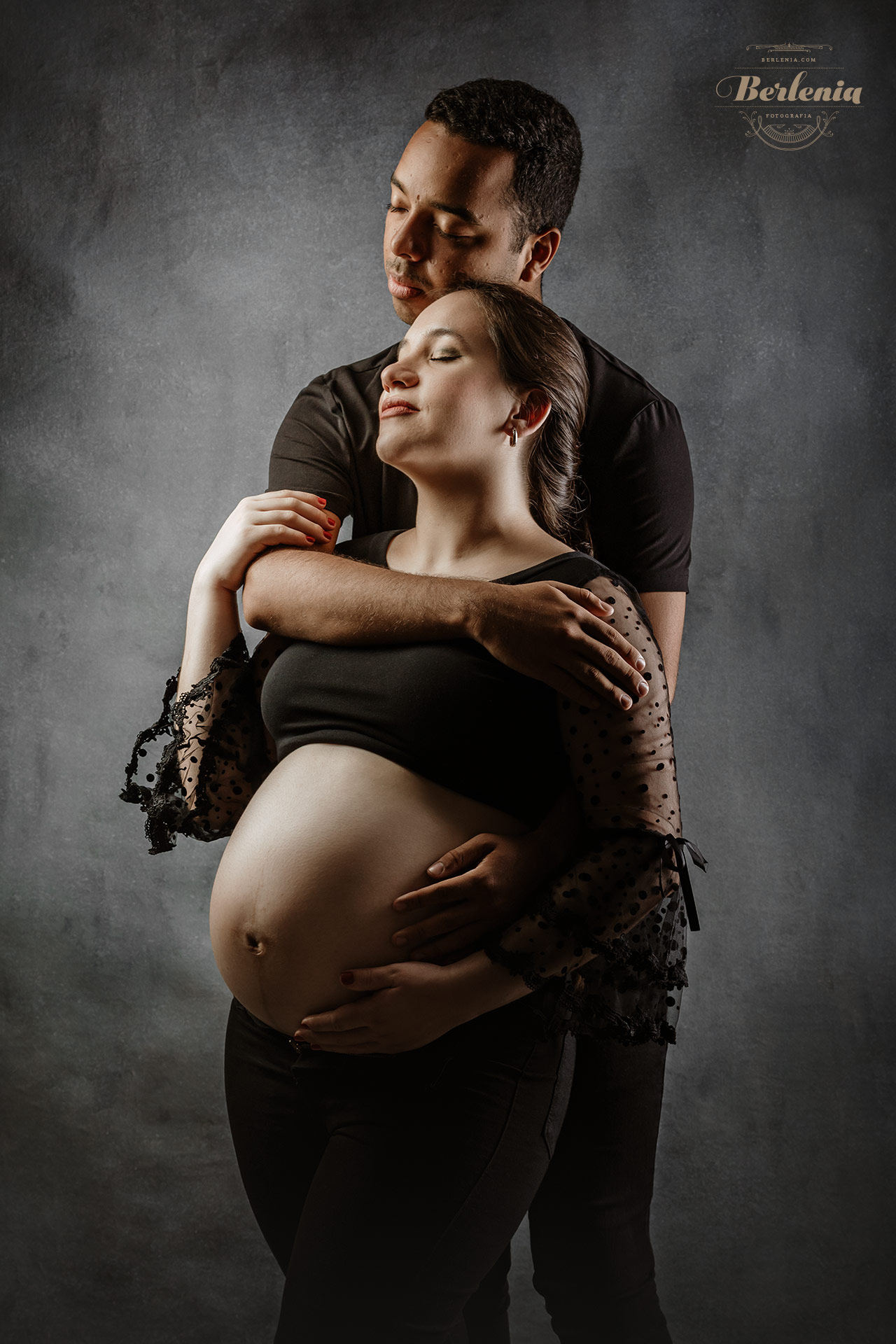 Fotografía de embarazo en estudio con pareja - Sesión de fotos embarazada - Villa Urquiza, CABA, Buenos Aires, Argentina - Berlenia Fotografía - 10