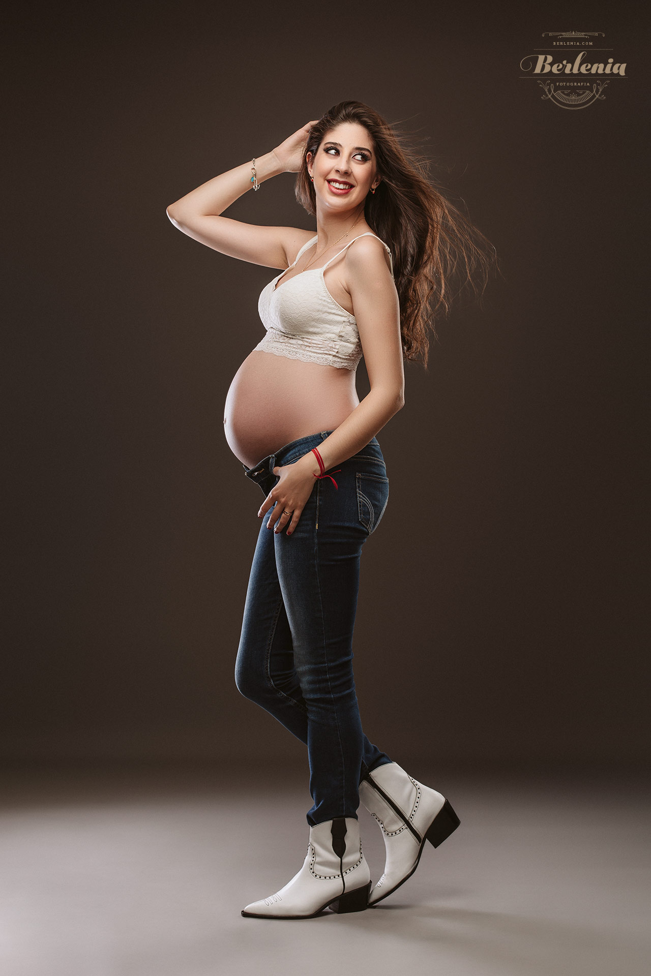 Sesión de fotos de embarazada en estudio | Villa Urquiza, CABA, Argentina - Berlenia Fotografía - 11