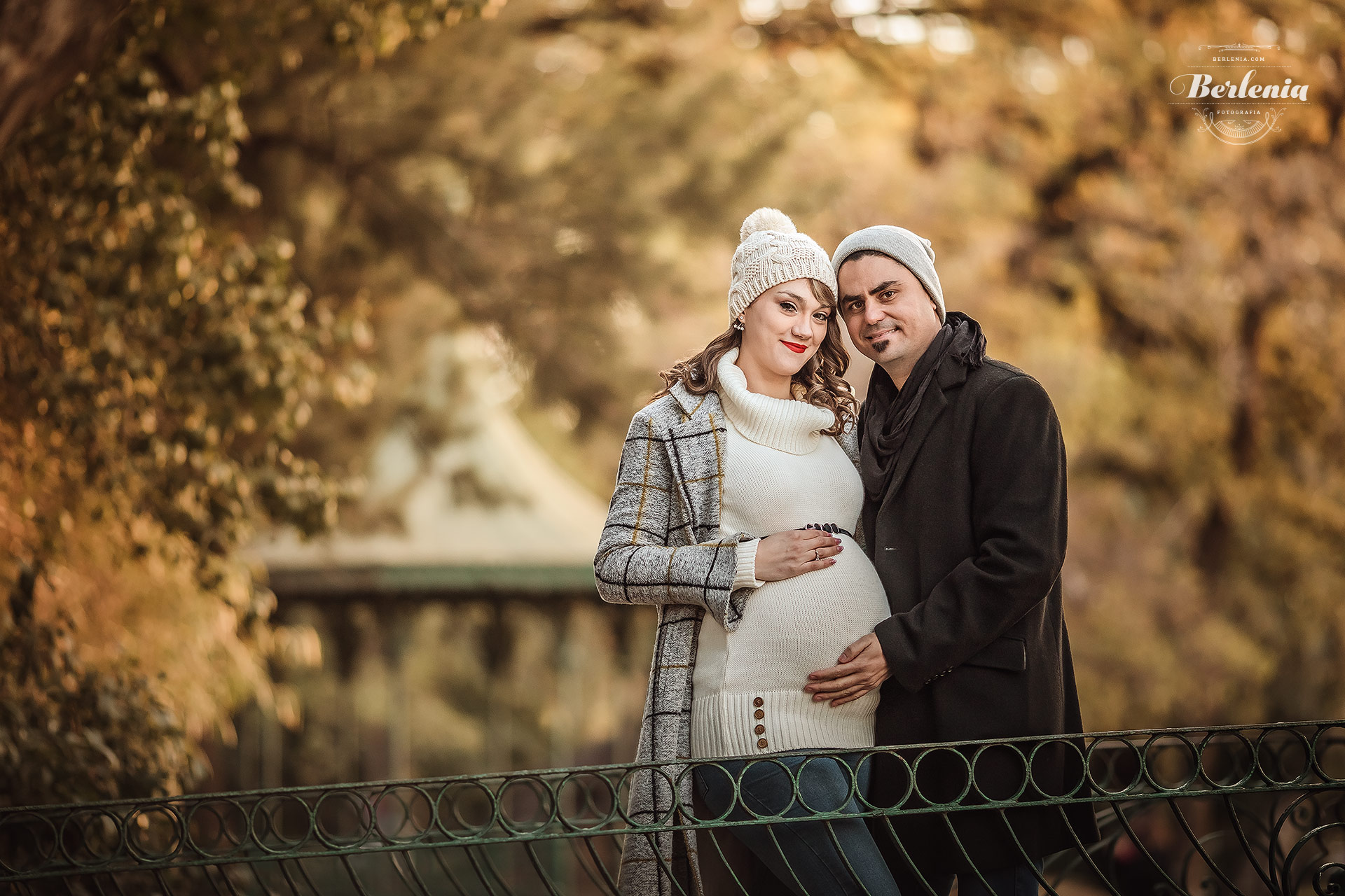 Fotografía de embarazo en invierno con pareja - Sesión de fotos embarazada en exterior - Palermo, CABA, Buenos Aires, Argentina - Berlenia Fotografía - 01