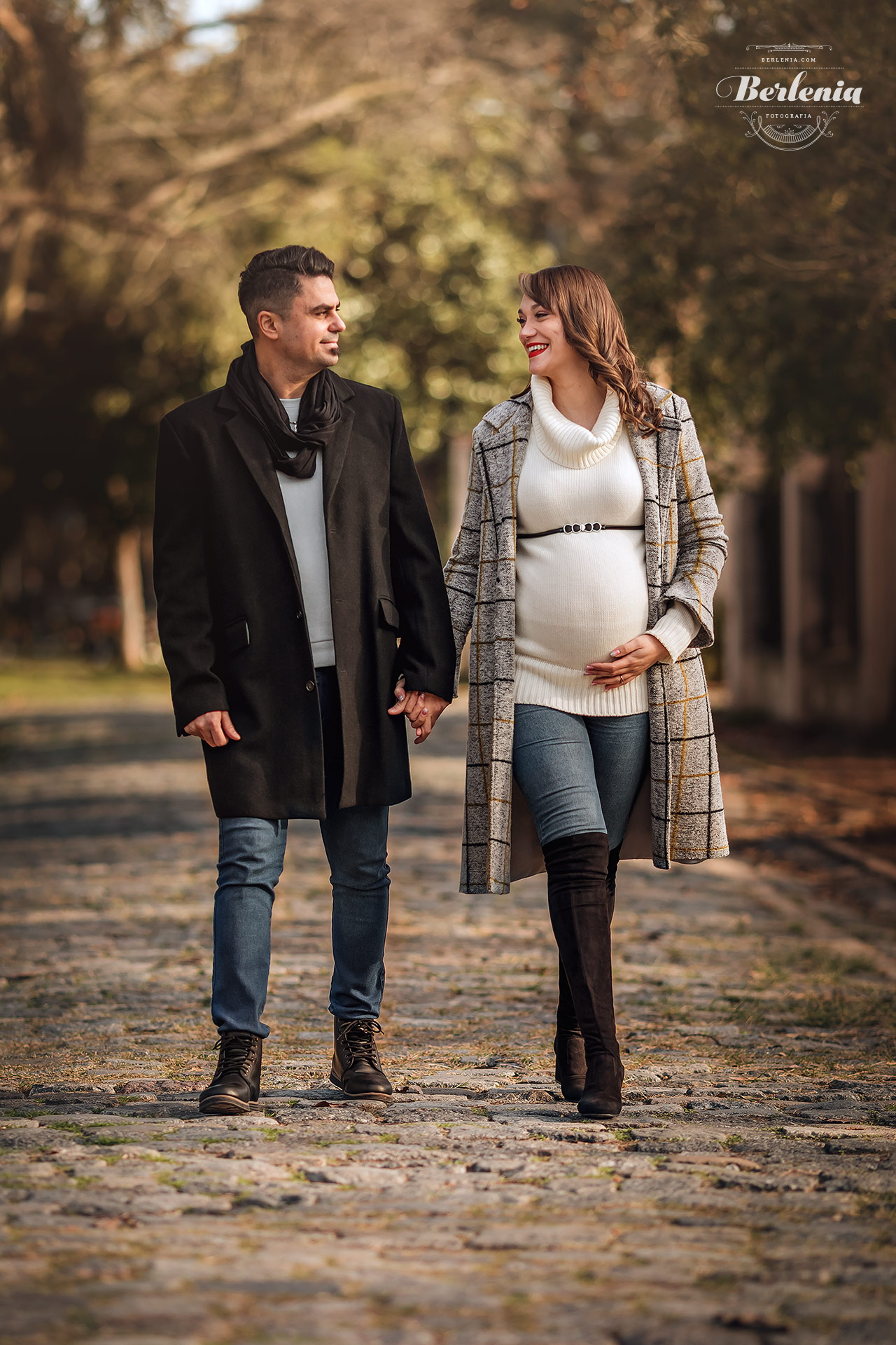 Fotografía de embarazo en invierno con pareja - Sesión de fotos embarazada en exterior - Palermo, CABA, Buenos Aires, Argentina - Berlenia Fotografía - 11