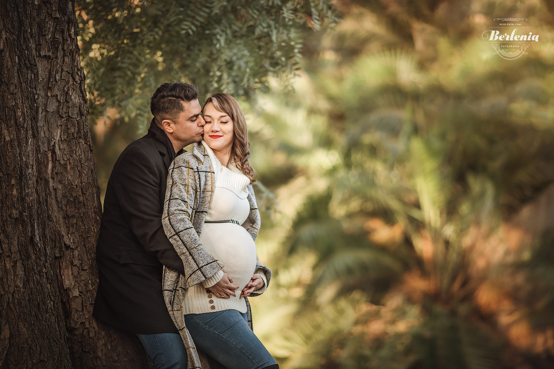 Fotografía de embarazo en invierno con pareja - Sesión de fotos embarazada en exterior - Palermo, CABA, Buenos Aires, Argentina - Berlenia Fotografía - 15