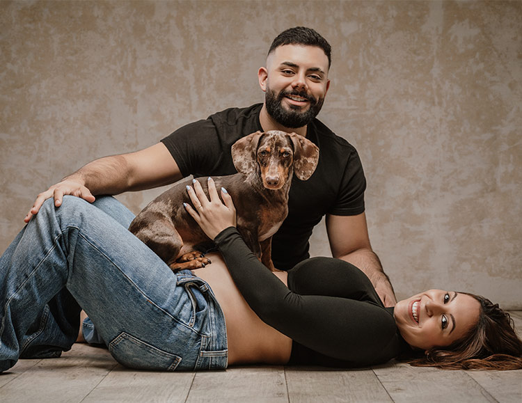 Sesión de fotos de embarazo con perro, Villa Urquiza, Ciudad de Buenos Aires, Argentina